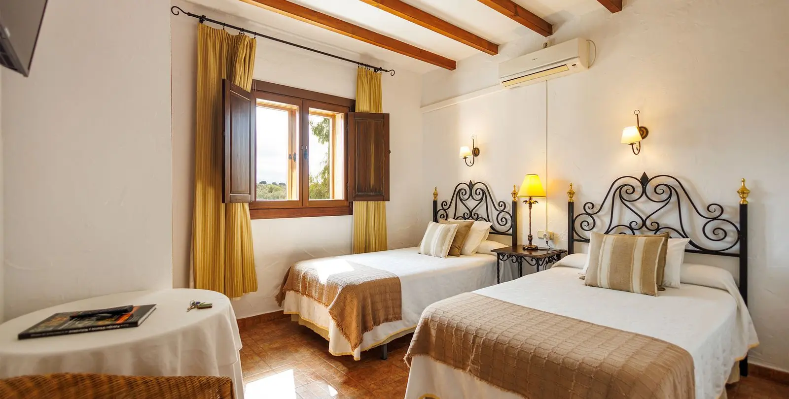 Sale of bed & breakfast in Villanueva de Tapia 40