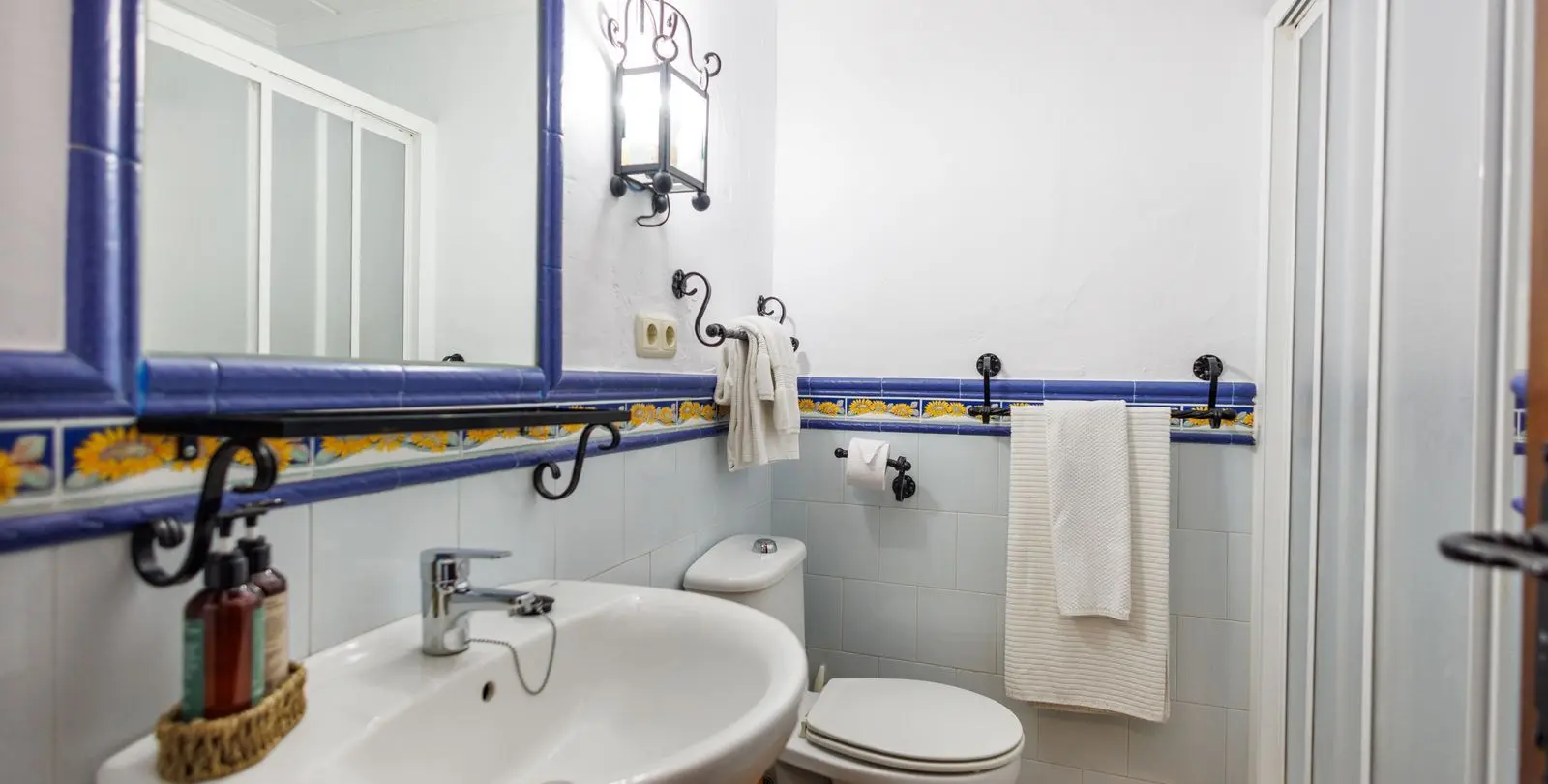 Sale of bed & breakfast in Villanueva de Tapia 48