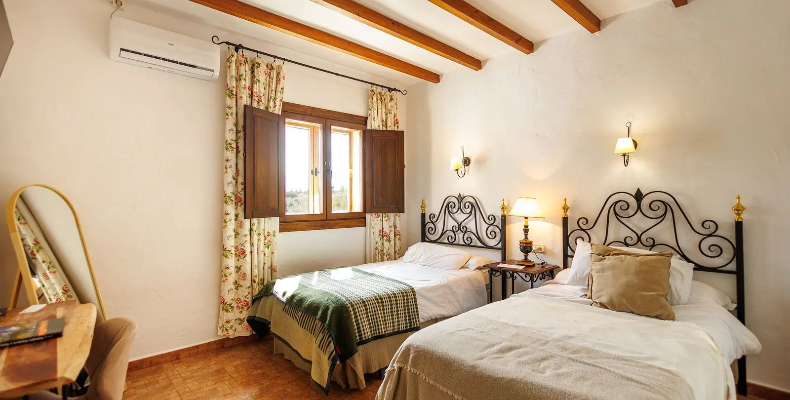 Sale of bed & breakfast in Villanueva de Tapia 52