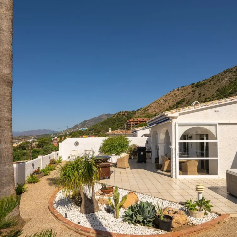 Продажа дома на две семьи в Benalmadena