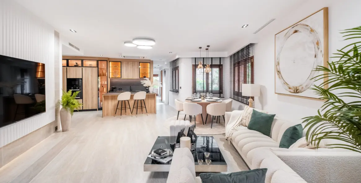 Venta de apartamento en planta media en Estepona 1