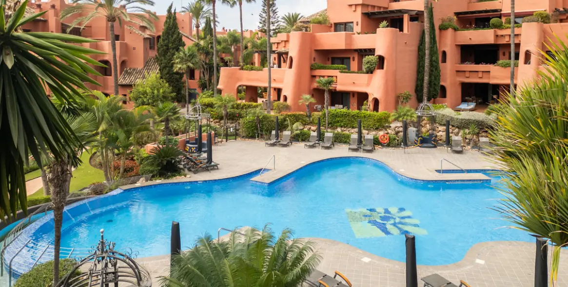 Venta de apartamento en planta media en Estepona 2