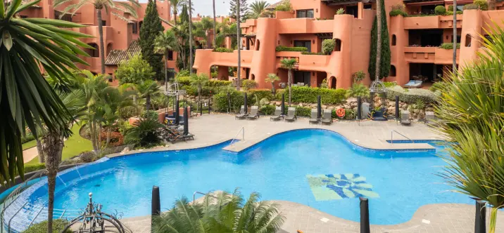 Venta de apartamento en planta media en Estepona 1