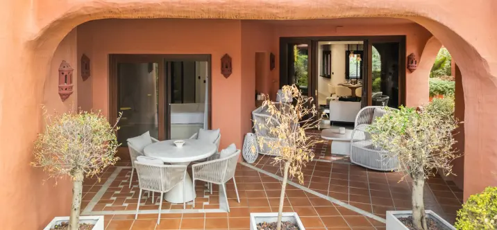 Venta de apartamento en planta media en Estepona 2