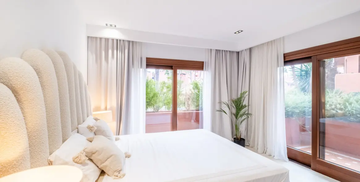 Venta de apartamento en planta media en Estepona 10