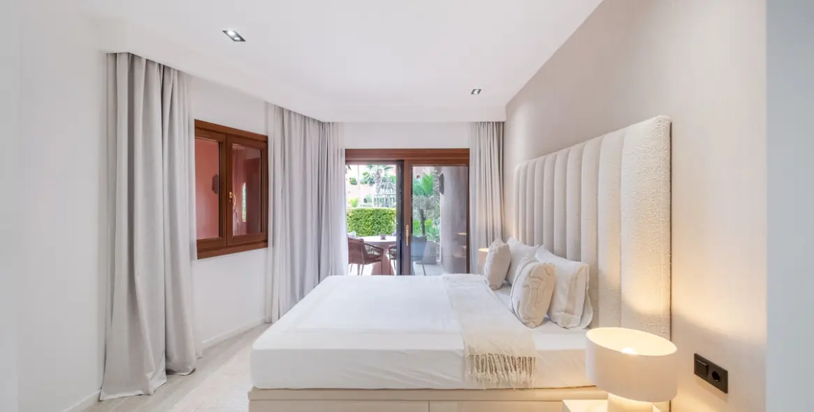 Venta de apartamento en planta media en Estepona 16