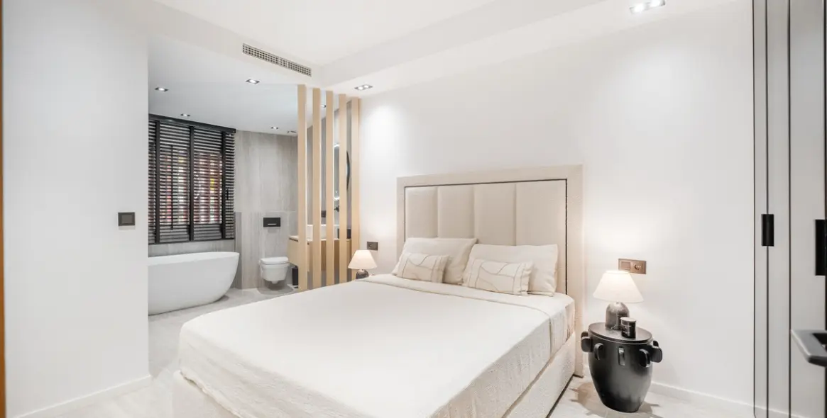 Venta de apartamento en planta media en Estepona 17