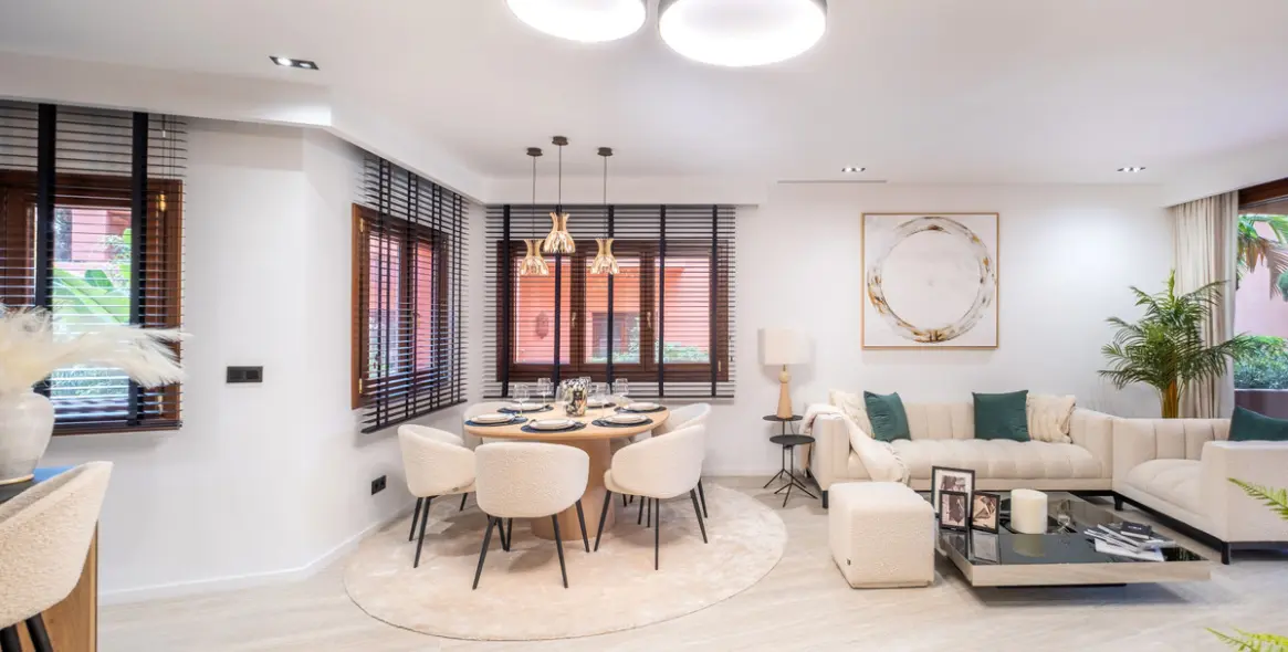 Venta de apartamento en planta media en Estepona 22
