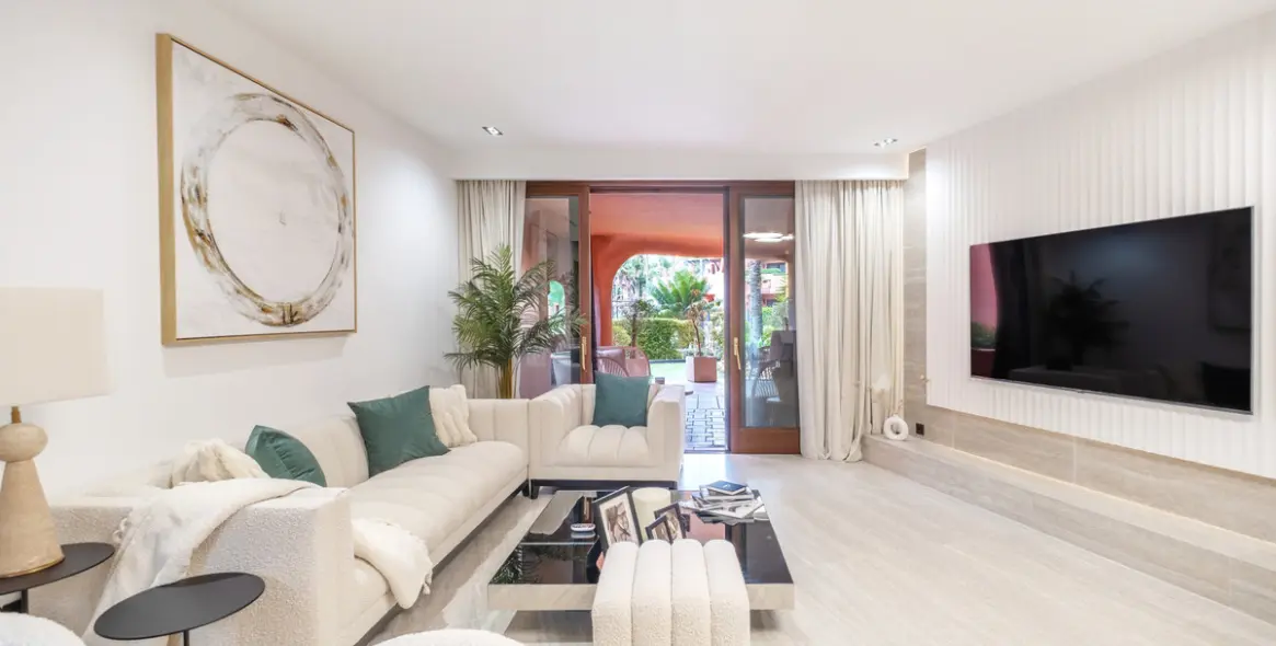 Venta de apartamento en planta media en Estepona 23