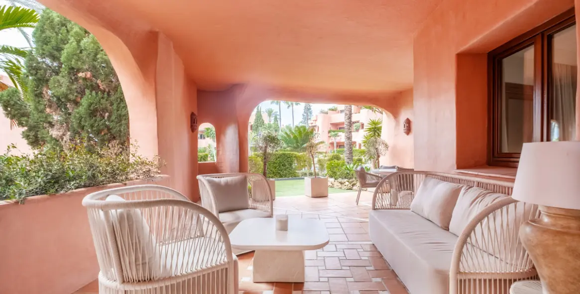 Venta de apartamento en planta media en Estepona 24