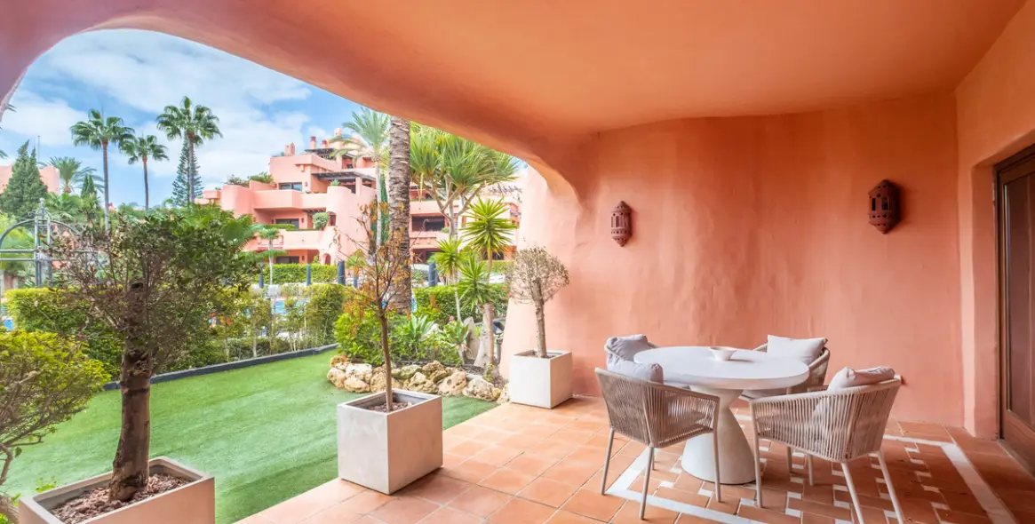 Venta de apartamento en planta media en Estepona 25