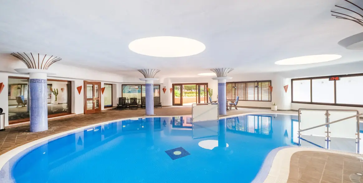 Venta de apartamento en planta media en Estepona 34