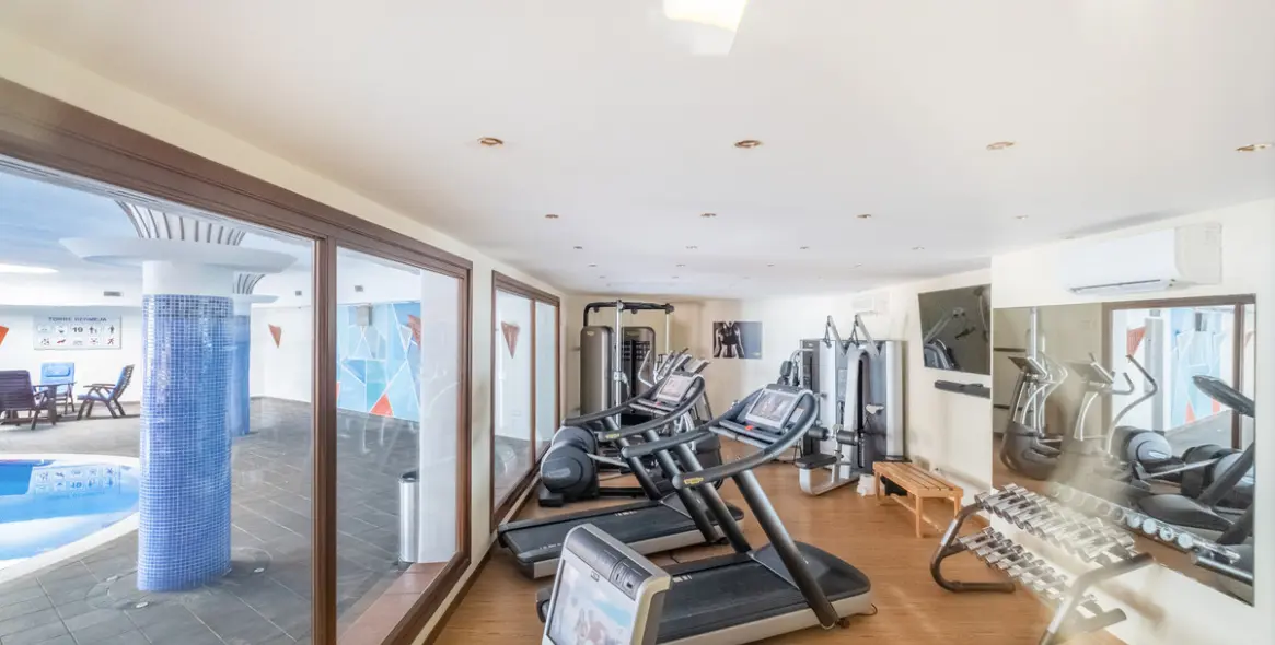 Venta de apartamento en planta media en Estepona 35