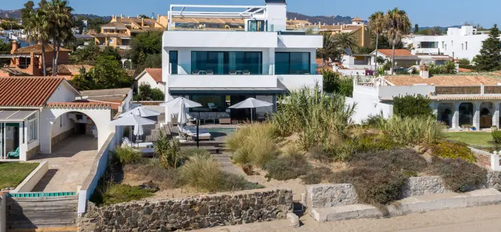 Short-term rent of detached villa in Costabella 0