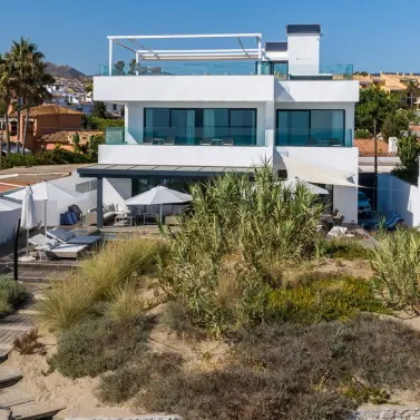 Short-term rent of detached villa in Costabella