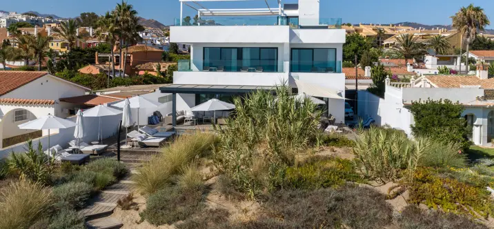 Short-term rent of detached villa in Costabella 3