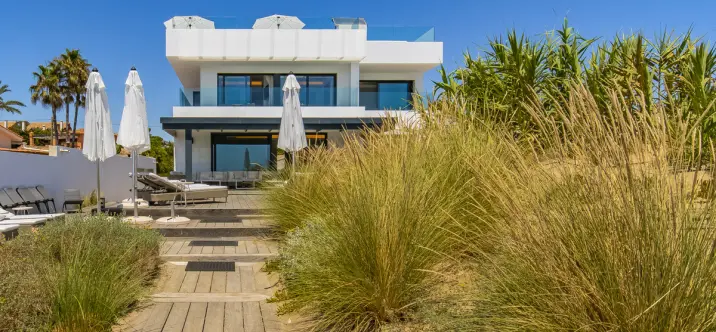 Short-term rent of detached villa in Costabella 4