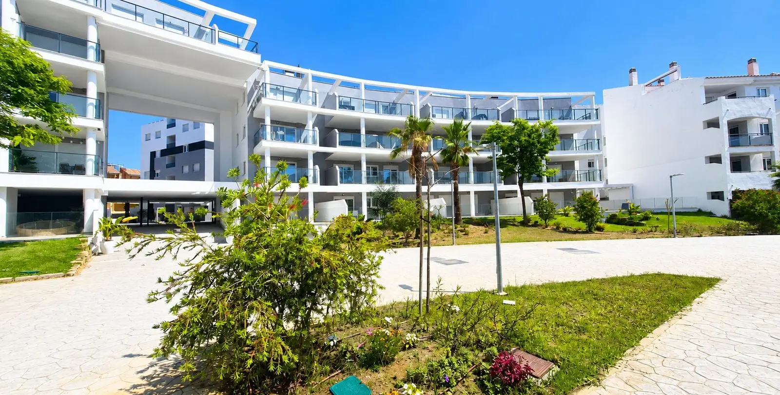 Sale of middle floor apartment in Manilva 3