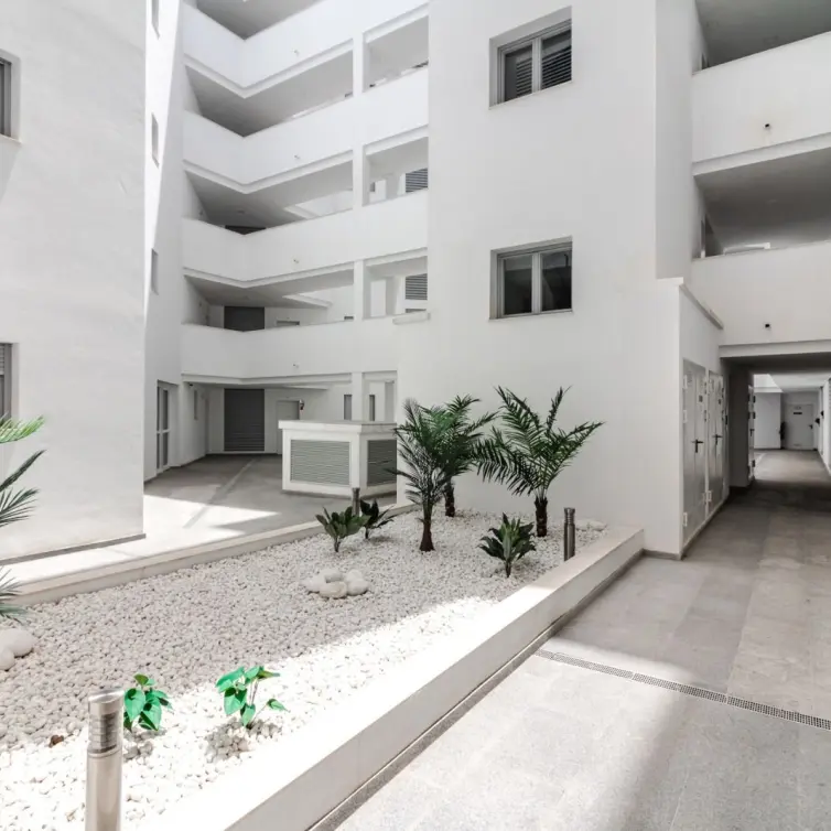 Sale of middle floor apartment in Nueva Andalucía
