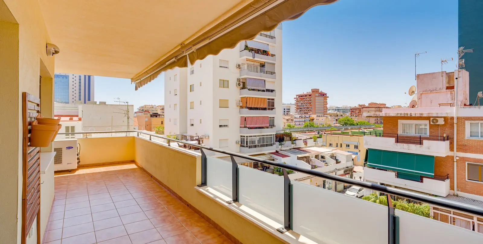Venta de apartamento en planta media en Los Boliches 1