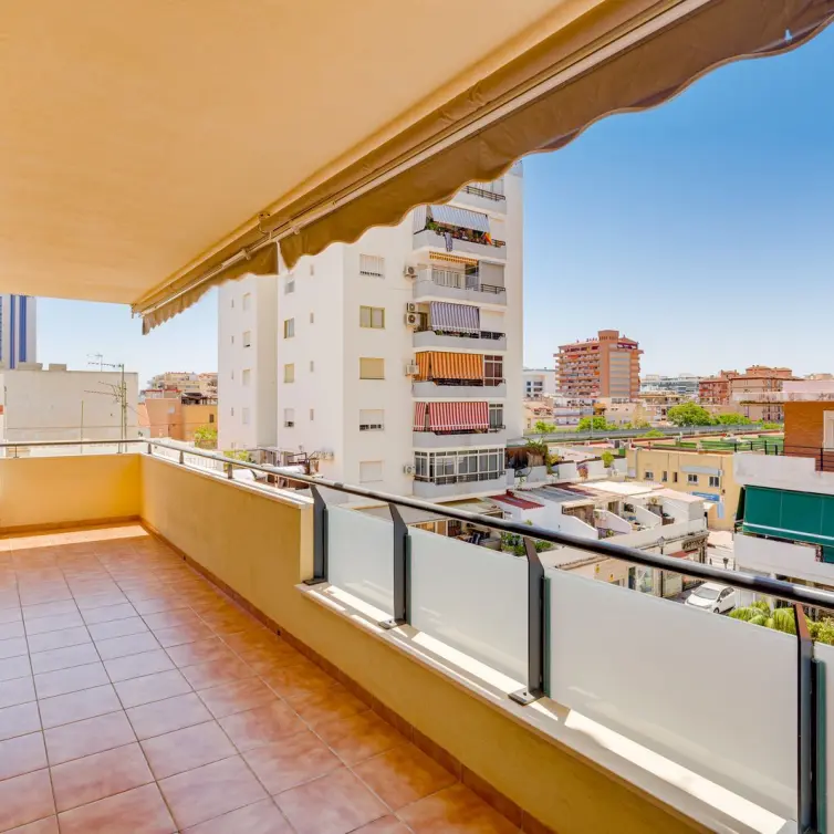 Venta de apartamento en planta media en Los Boliches