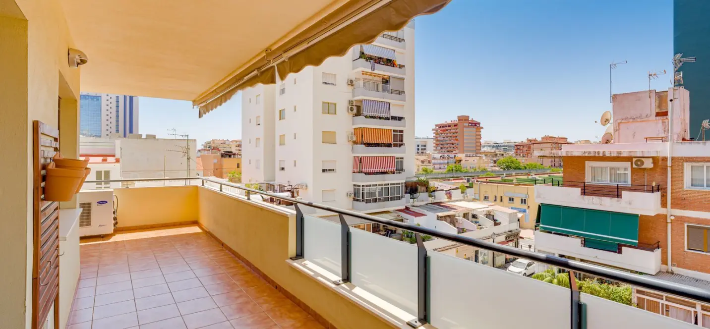 Venta de apartamento en planta media en Los Boliches 0