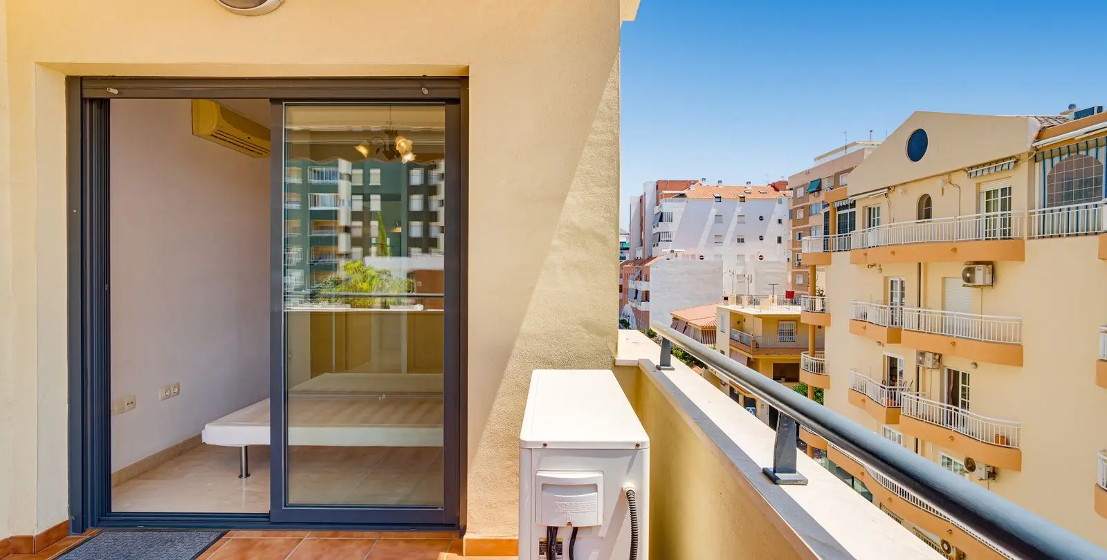 Venta de apartamento en planta media en Los Boliches 2