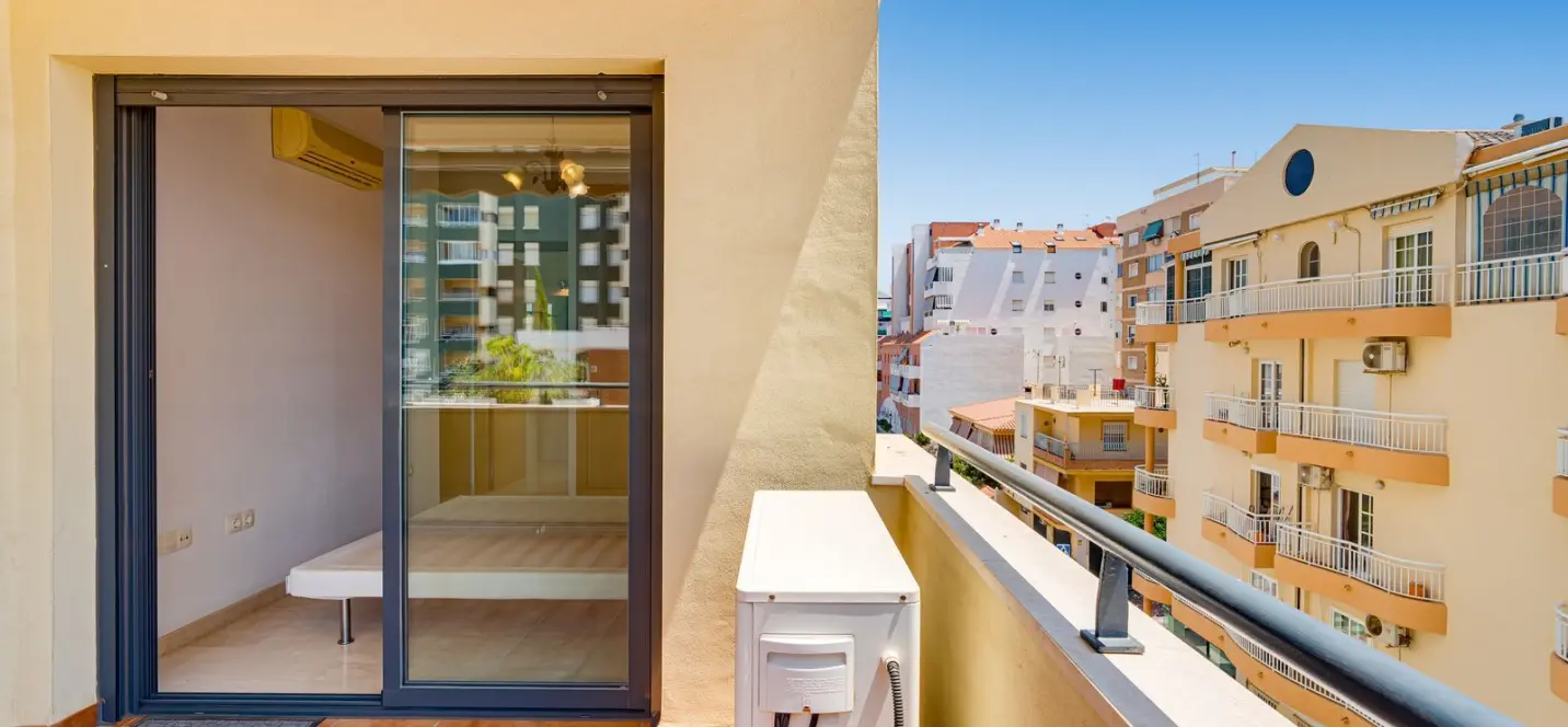 Venta de apartamento en planta media en Los Boliches 1
