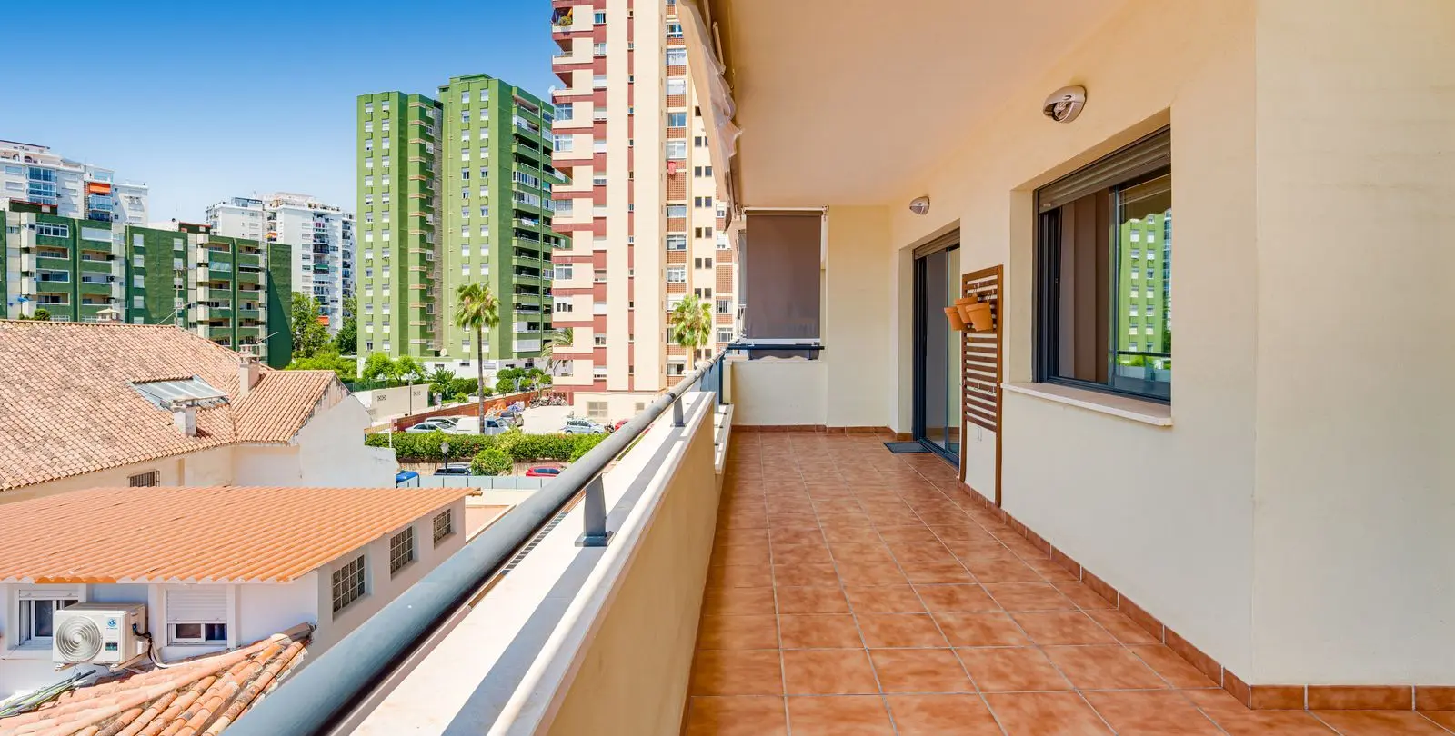 Venta de apartamento en planta media en Los Boliches 3