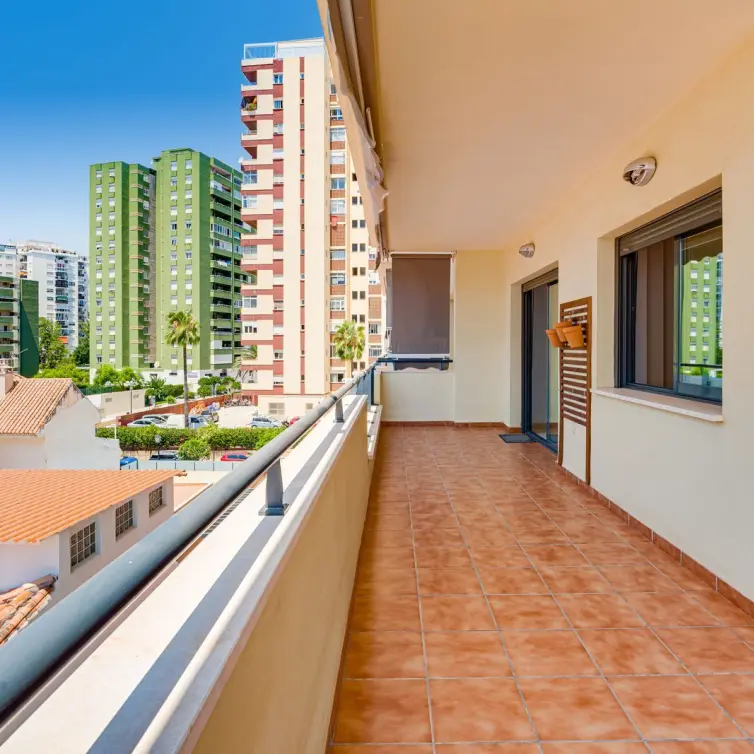 Venta de apartamento en planta media en Los Boliches