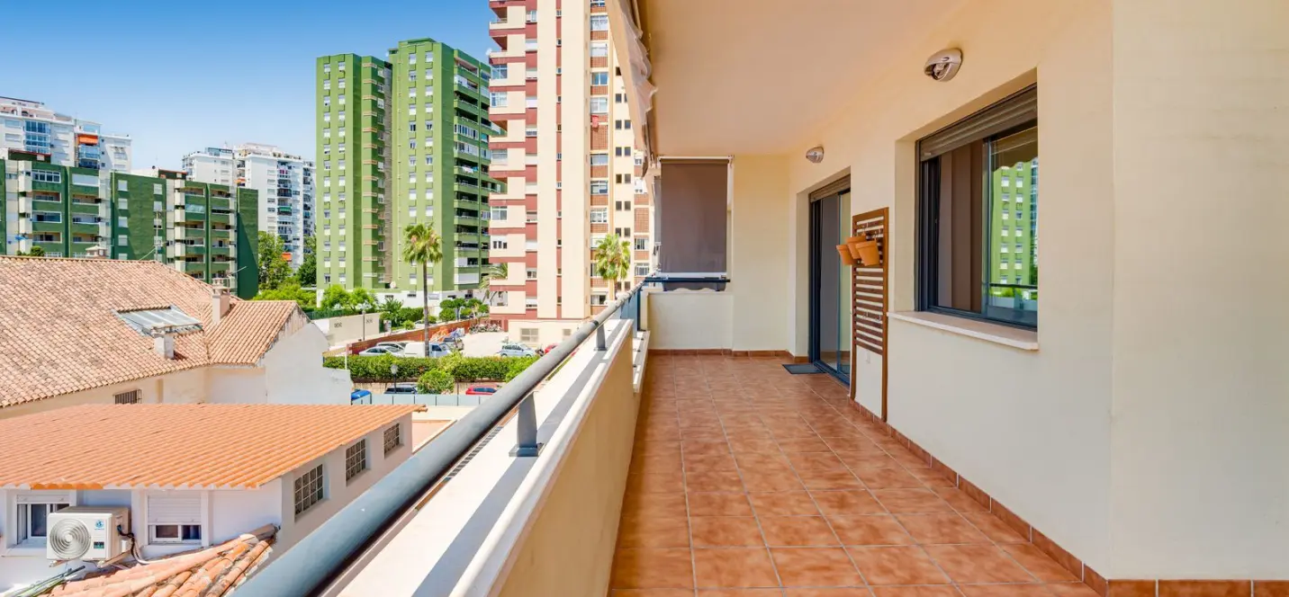 Venta de apartamento en planta media en Los Boliches 2