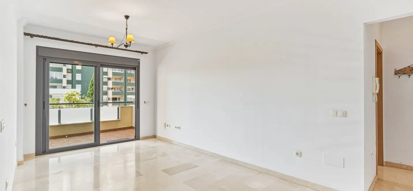 Venta de apartamento en planta media en Los Boliches 3