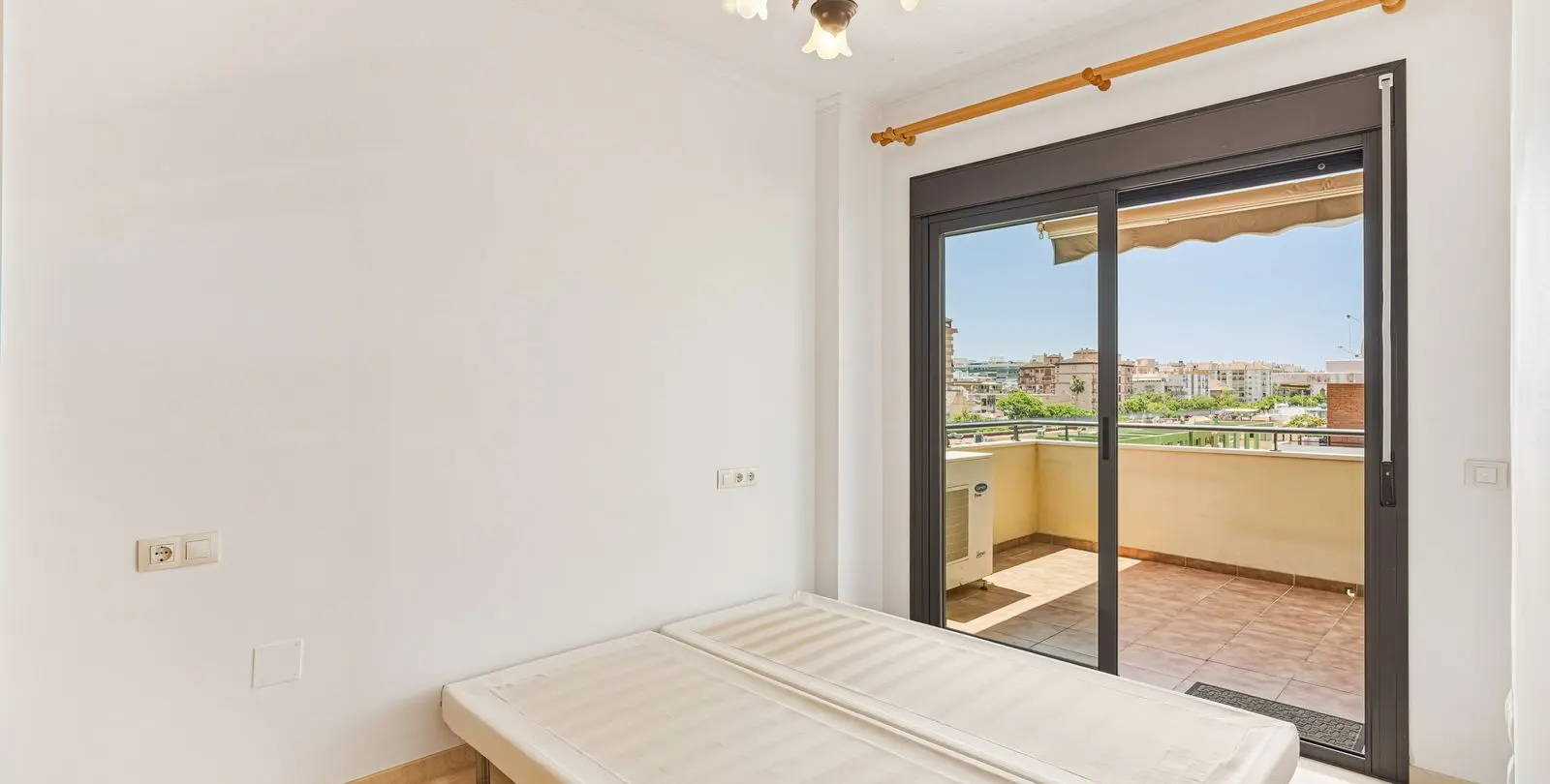 Venta de apartamento en planta media en Los Boliches 12