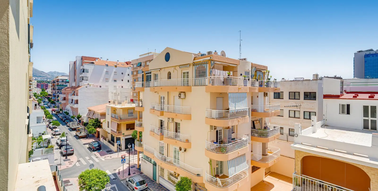 Venta de apartamento en planta media en Los Boliches 14