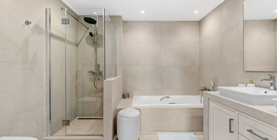 Sale of middle floor apartment in Los Flamingos 12