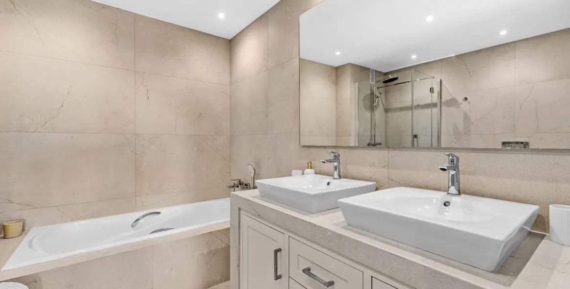 Sale of middle floor apartment in Los Flamingos 13