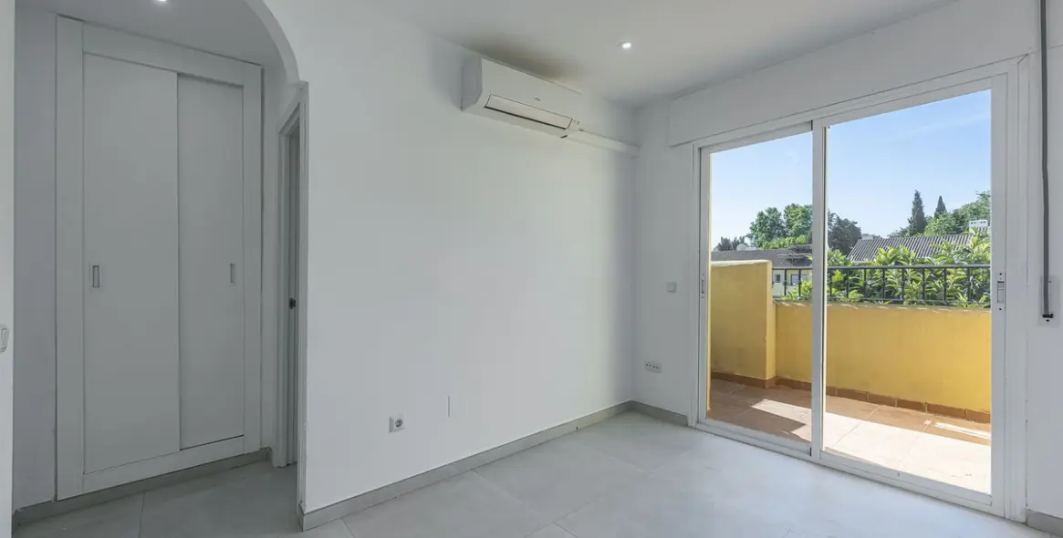 Sale of townhouse in Estepona 11