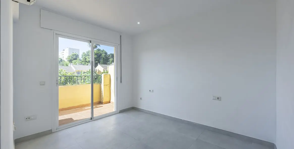 Sale of townhouse in Estepona 12