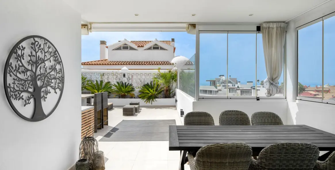 Venta de apartamento en planta media en Estepona 3