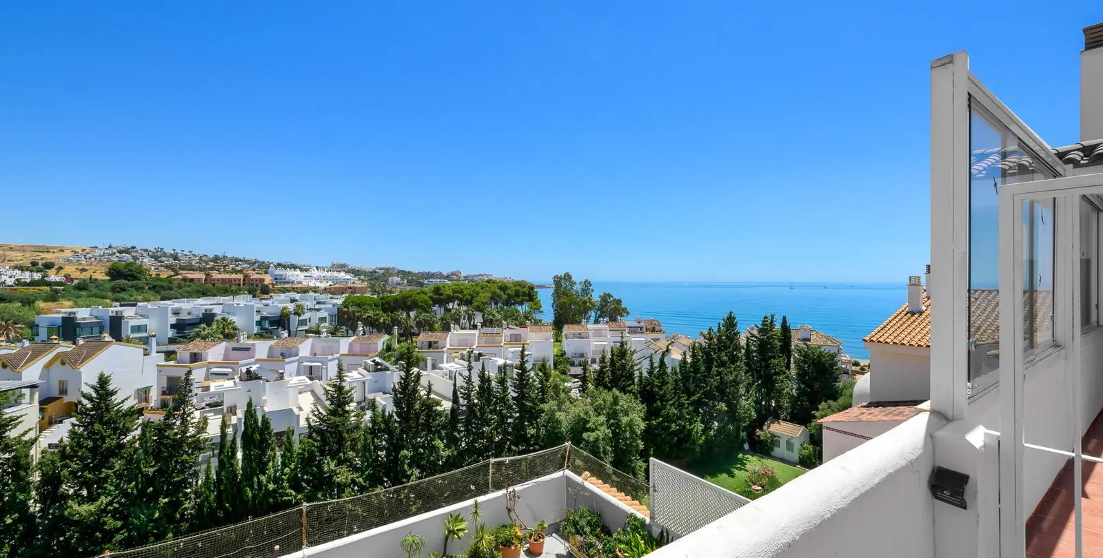 Продажа апартаментов на среднем этаже в Estepona 1