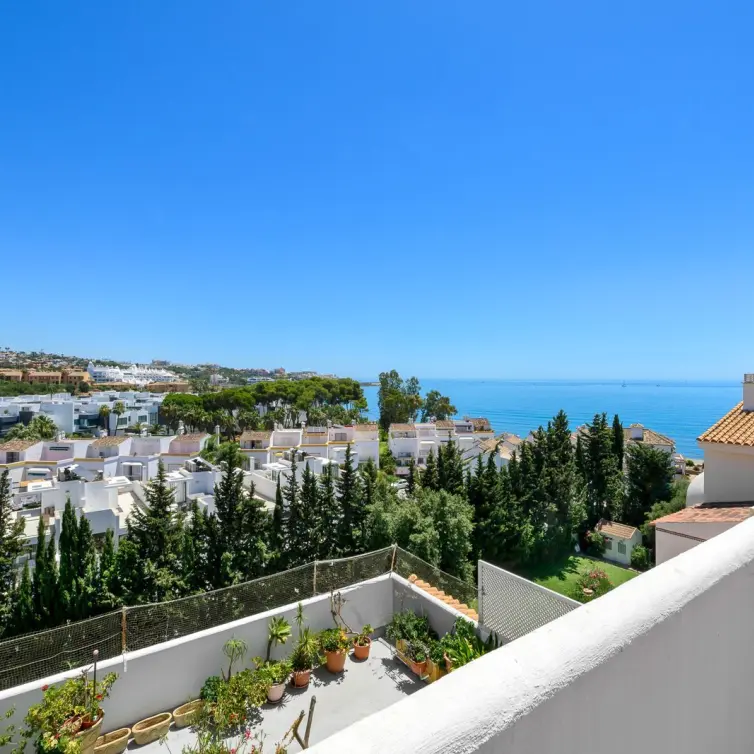 Sale of middle floor apartment in Estepona