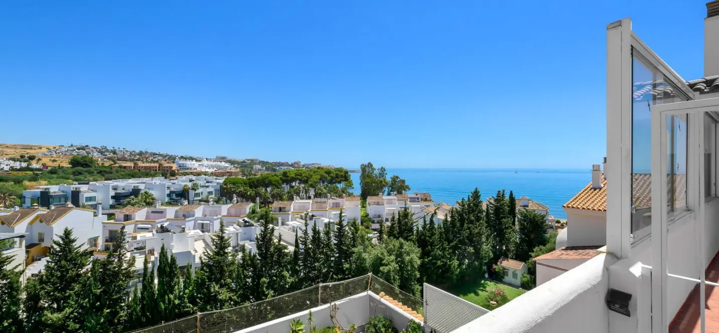 Sale of middle floor apartment in Estepona 0