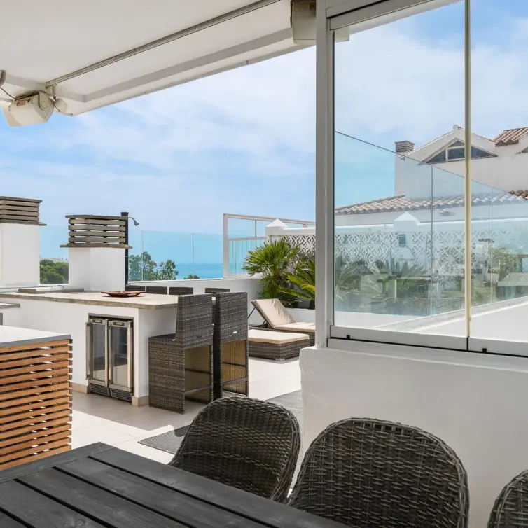 Sale of middle floor apartment in Estepona