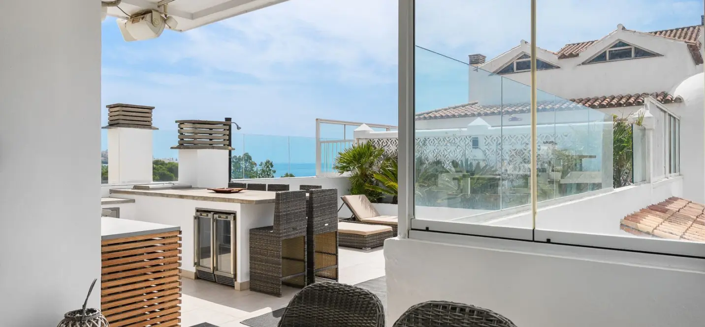 Sale of middle floor apartment in Estepona 1