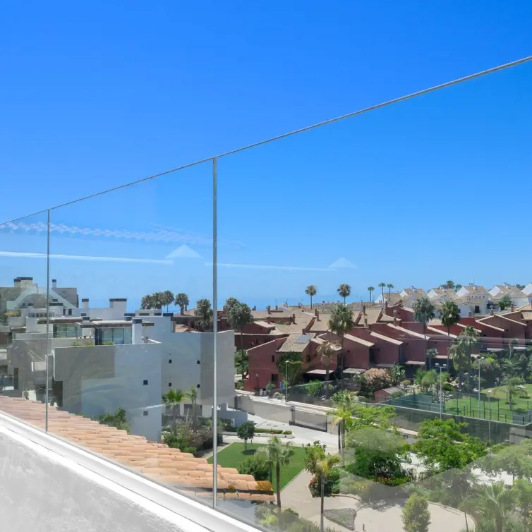 Sale of middle floor apartment in Estepona