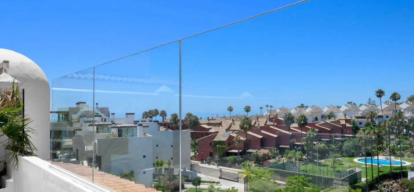 Sale of middle floor apartment in Estepona 2