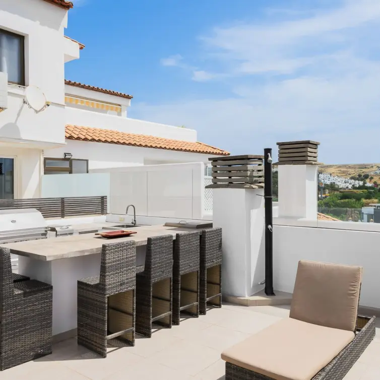 Sale of middle floor apartment in Estepona