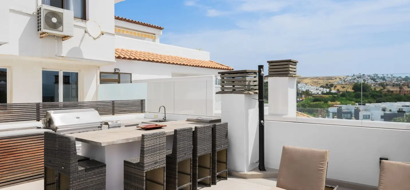 Sale of middle floor apartment in Estepona 3
