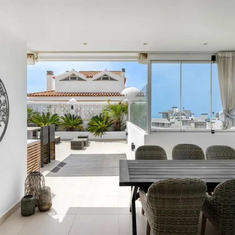 Sale of middle floor apartment in Estepona