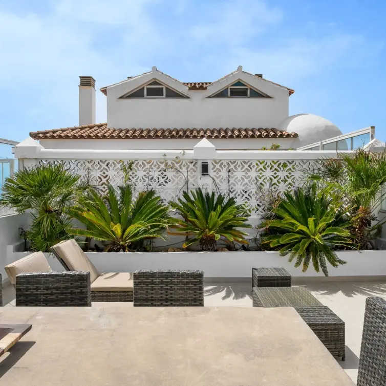 Sale of middle floor apartment in Estepona